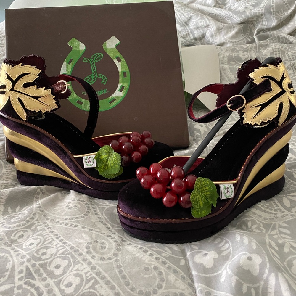 Miss L-Fire retro wedges